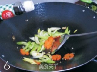 胡萝卜炒西芹的做法步骤：2