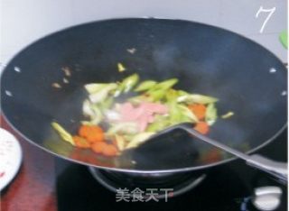 胡萝卜炒西芹的做法步骤：2
