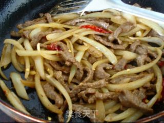 洋葱爆牛柳的做法步骤：2