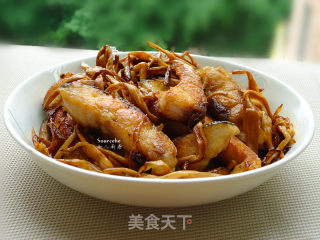黄花菜焖鱼的做法