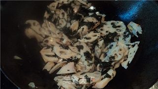 清炒紫苏莲藕的做法步骤：2