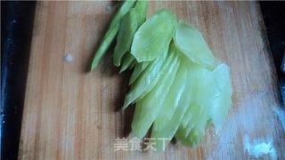 虾米炒莴笋的做法步骤：2