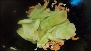 虾米炒莴笋的做法步骤：2