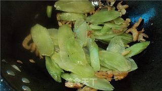虾米炒莴笋的做法步骤：2