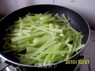 老杨版的-蒜香莴笋的做法步骤：2