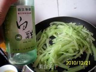 老杨版的-蒜香莴笋的做法步骤：2