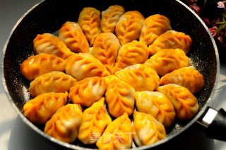 胡萝卜柳叶煎饺的做法