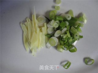胡萝卜烧腊肉的做法步骤：2