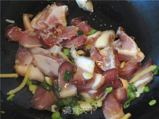 胡萝卜烧腊肉的做法步骤：2