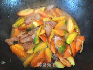 胡萝卜烧腊肉的做法步骤：2