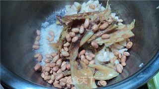 莲藕花生墨鱼干粥的做法步骤：2
