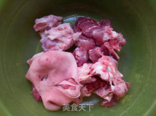 玉米萝卜大骨汤的做法步骤：2