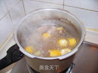 玉米萝卜大骨汤的做法步骤：2