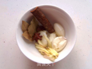 板栗红烧肉（电饭锅版）的做法步骤：2