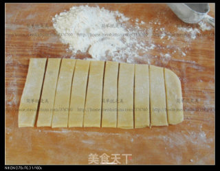 过年小吃---炸翻花(排叉） 甜味和芝麻咸味的做法步骤：2