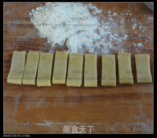 过年小吃---炸翻花(排叉） 甜味和芝麻咸味的做法步骤：2