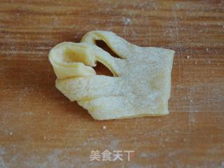 过年小吃---炸翻花(排叉） 甜味和芝麻咸味的做法步骤：2