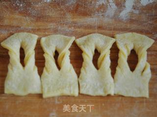 过年小吃---炸翻花(排叉） 甜味和芝麻咸味的做法步骤：2