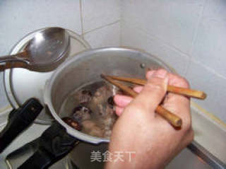 山药马蹄腿骨汤的做法步骤：2