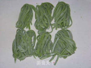 水清清碧波荡漾の菠菜面条的做法步骤：2