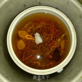 鳄龟干炖虫草花汤的做法