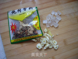土豆胡萝卜红烧肉的做法步骤：2