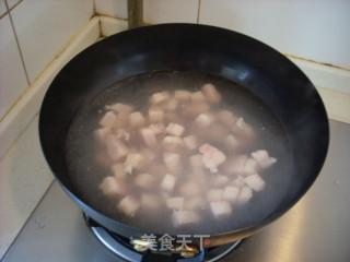 土豆胡萝卜红烧肉的做法步骤：2