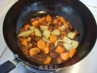 土豆胡萝卜红烧肉的做法步骤：2
