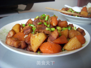 土豆胡萝卜红烧肉的做法步骤：2