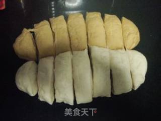 像花儿一样的双色香肠卷的做法步骤：5
