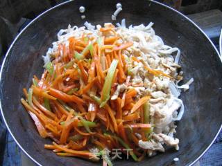 鸡肉炒粉的做法步骤：2