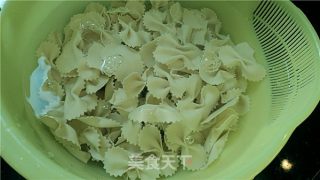 菠菜鸡蛋蝴蝶面的做法步骤：2