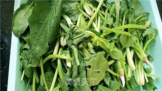 菠菜鸡蛋蝴蝶面的做法步骤：2
