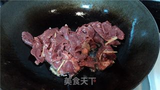 洋葱炒猪心的做法步骤：2