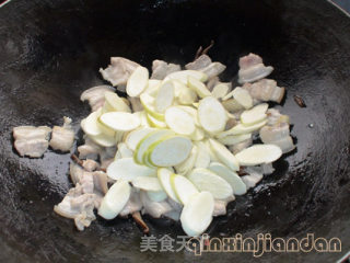 茭白焖五花肉的做法步骤：2