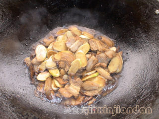 茭白焖五花肉的做法步骤：2