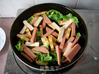 辣椒炒豆干的做法步骤：2