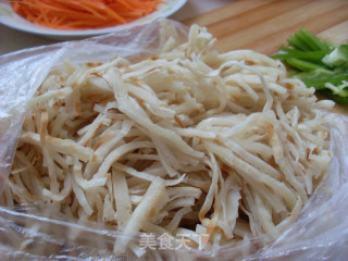 家常肉丝炒饼的做法步骤：4