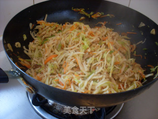 家常肉丝炒饼的做法步骤：4