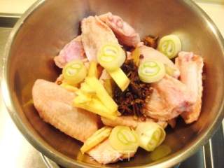 私家菜“避风塘炒鸡翅”的做法步骤：4
