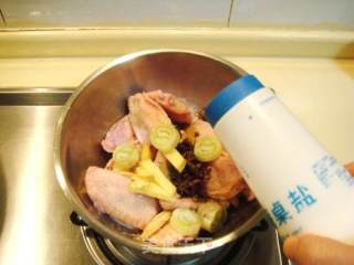 私家菜“避风塘炒鸡翅”的做法步骤：4