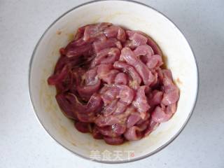 怎么吃都不腻的家常菜——糖醋里脊的做法步骤：2