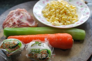 金玉满堂--金沙玉米鸡粒的做法步骤：4