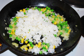 米饭鸡蛋煎饼的做法步骤：2
