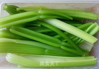 芹菜鸡蛋素饺的做法步骤：2