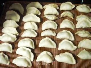 煮饺子不破皮的窍门--芹菜香干猪肉饺的做法步骤：5
