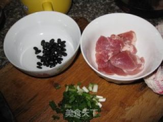 预防感冒——瘦肉香葱豆豉粥的做法步骤：2
