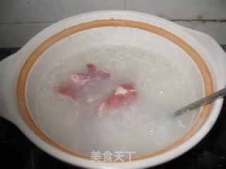 预防感冒——瘦肉香葱豆豉粥的做法步骤：2