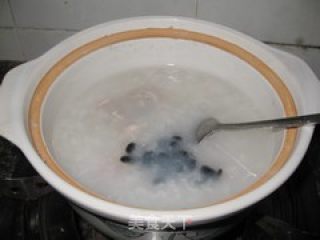 预防感冒——瘦肉香葱豆豉粥的做法步骤：2
