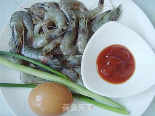 花开富贵：茄汁虾球的做法步骤：2